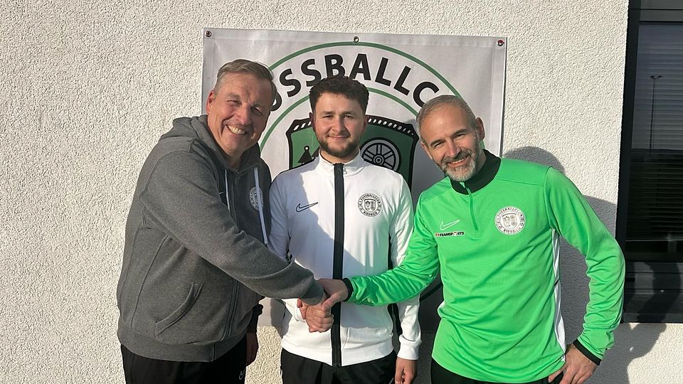 Zurück beim 1. FC Kiedrich: Der erste Vorsitzende Bernd Helck (links) und Trainer Marc Wilhelm (rechts) reichen dem kommenden Co-Trainer Laurenz Rheingans (Mitte) die Hände.