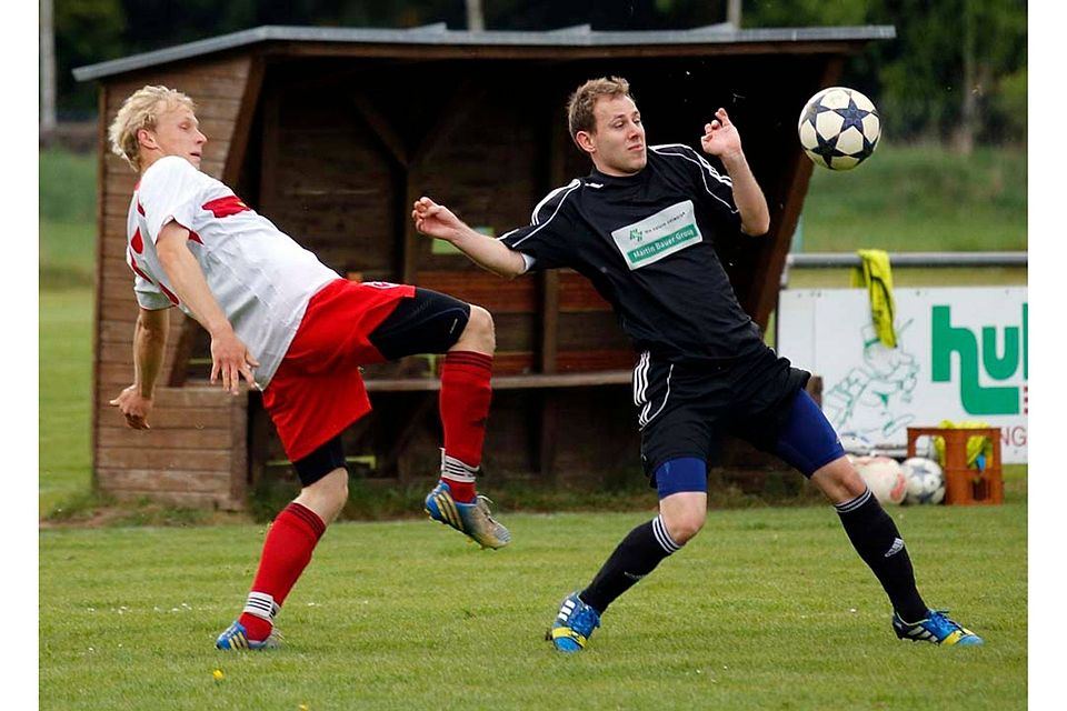 Oesdorf (weiß) gab gegen Vestenbergsgreuth (schwarz) ein 1:0aus der Hand (Foto: Pfrogner).