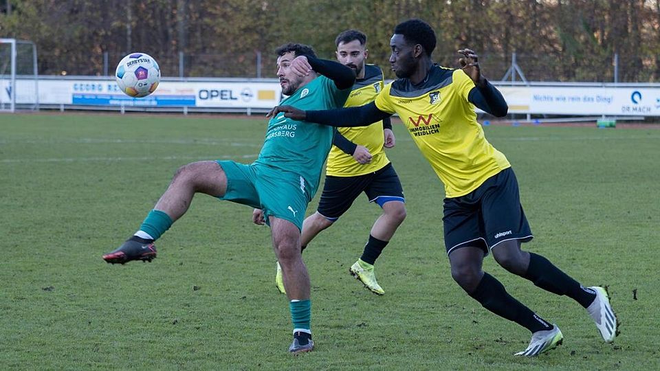 39 Jahre Knipserroutine brachte Ebersbergs (grün) Isuf Shabani gegen die Moosacher Verfolger (hinten) Albin Sejdiu und Sydney Dogbe auf den Rasen des Waldstadions – und jubelte auch ohne eigenen Treffer.