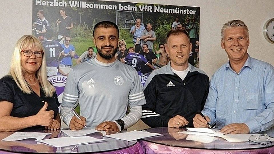 Zeit für Zukunftsplanung: Um 19 Uhr unterschrieben am Donnerstagabend Abdul Yilmaz (2. v. li.) und sein neuer Trainerpartner Jörg Zenker die Arbeitspapiere beim VfR – sehr zur Freude der 3. Vorsitzenden Gerda Hirsch und des 2. Vorsitzenden Gerd Grümmer (re.), der zurück auf den Vereinsthron möchte. Foto: Schmuck