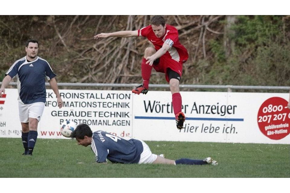 Kapitän Manuel Baumgartner und der TSV Wörth II nahmen am Mittwoch die Hürde „Bach“ mit Bravour. F: lst