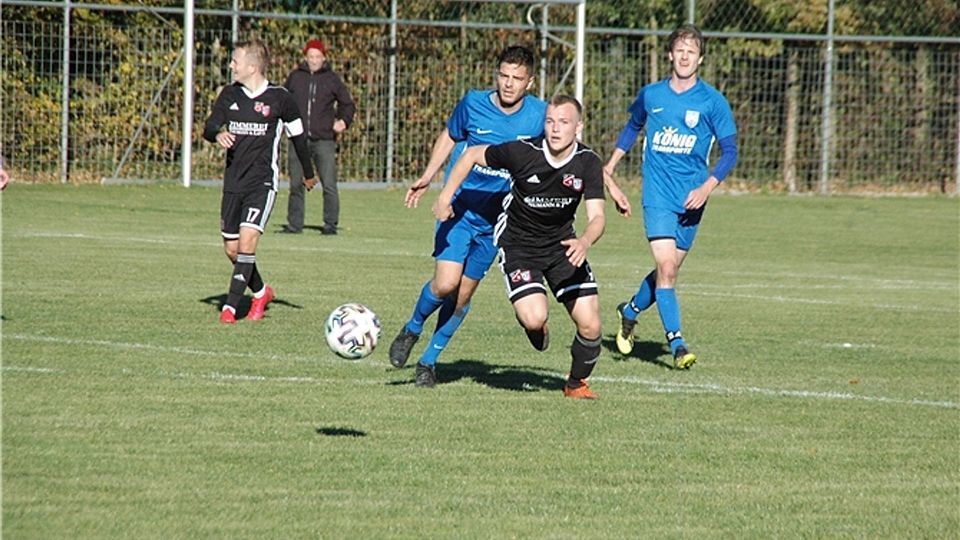 Rasant ging es beim Spiel zwischen Forchheim/Sulzkirchen und Berching (blau) zu.  Foto: Franz Guttenberger