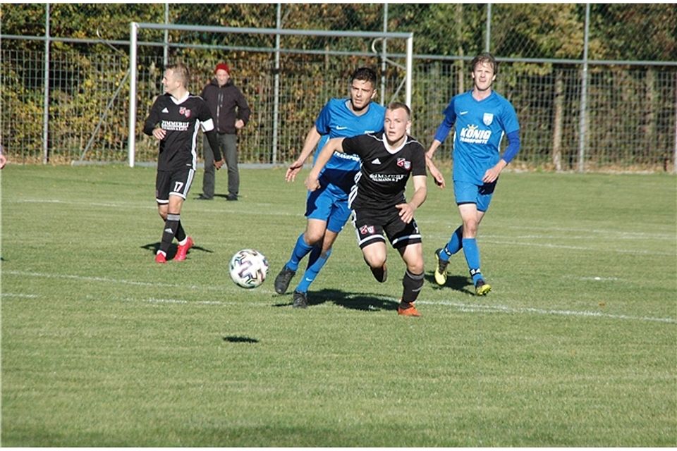 Rasant ging es beim Spiel zwischen Forchheim/Sulzkirchen und Berching (blau) zu.  Foto: Franz Guttenberger