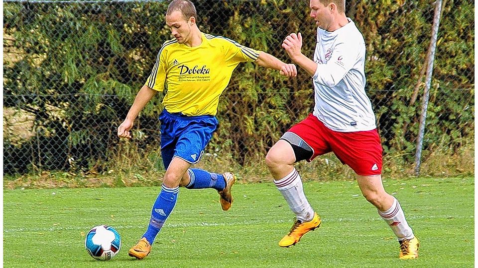 Surendorfs Nico Braasch (li.), hier gegen  Schinkels Philipp Tanck, blieb diesmal erfolglos und sah in der Nachspielzeit die Rote Karte. Foto: Tüxen