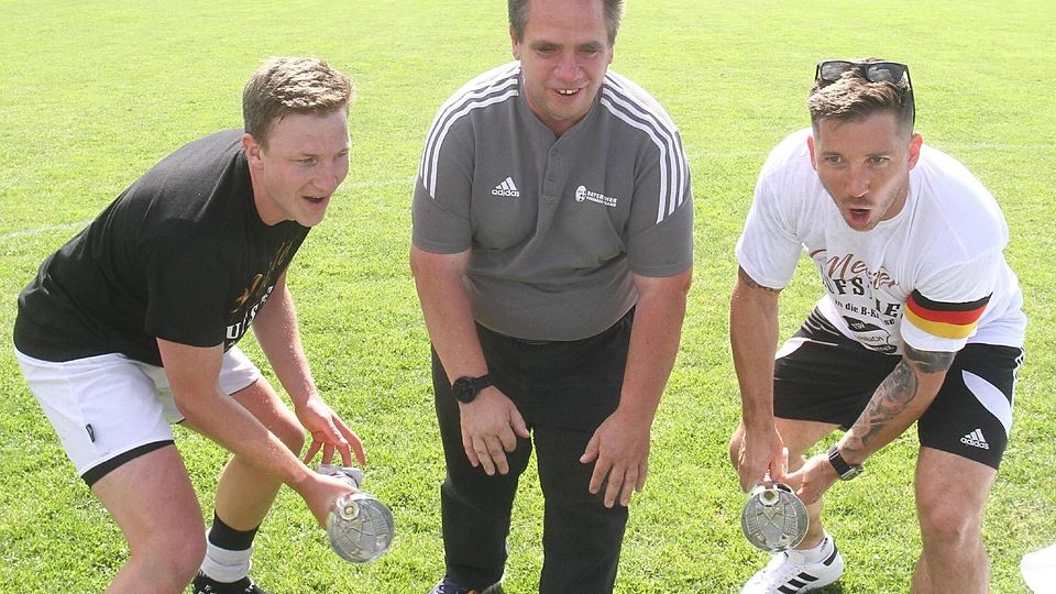 Und hoch die Pötte: Spielgruppenleiter Volker Blum (Mitte) überreichte den Arnbacher Kapitänen Blaku Blerat (1. Mannschaft, links) und Marcel Seiderer die Meisterpokale.