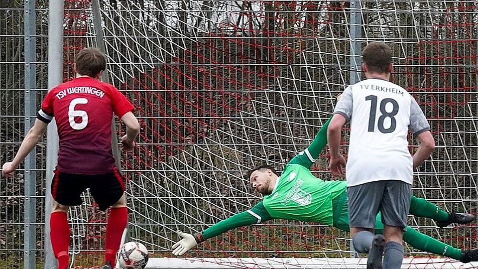 Zweimal gab es das Duell zwischen Wertingens Kapitän Maximilian Beham (6) und Erkheims Keeper Maximilian Schöffel, der den zweiten Elfmeter hielt und das Schlusslicht so im Spiel hielt.