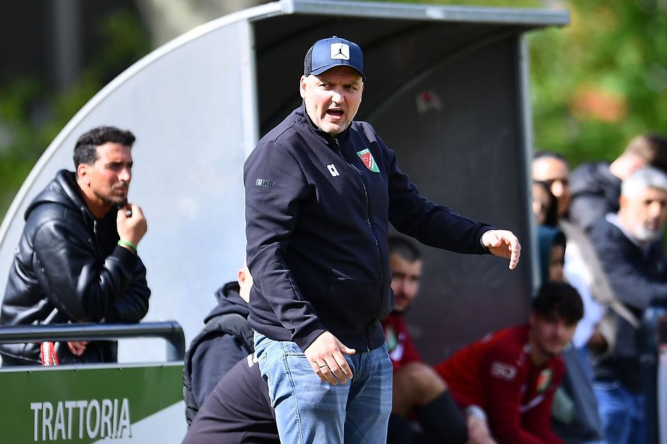 Carsten Isenberg freut sich über die Leistung seiner Schützlinge gegen Fatihspor.