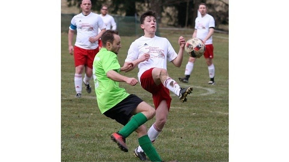 Der SV Nieder-Moos musste sich auf heimischem Geläuf dem SV Uttrichshausen mit 1:4 beugen. 	Foto: Kim Löffler