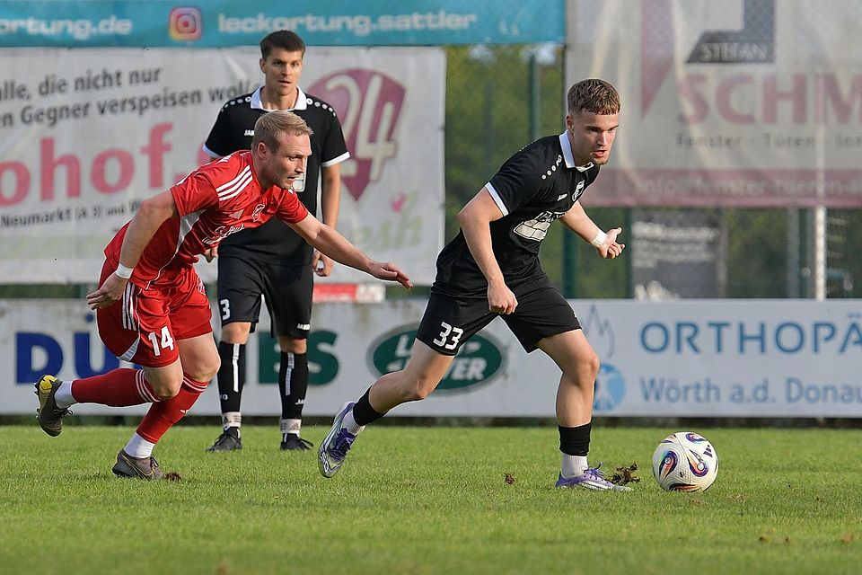 Jonas Eigenstetter (am Ball) und der FC Tegernheim gewannen das Hinspiel gegen Seebach überraschend mit 1:0.