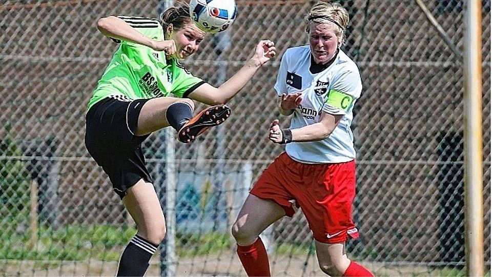Die Eichholzerin Svenka Lipecz geht etwas unorthodox ins Kopfballduell  gegen ihre Gegenspielerin Alina Renitz vom TSV Ratekau (rechts). Foto: tj