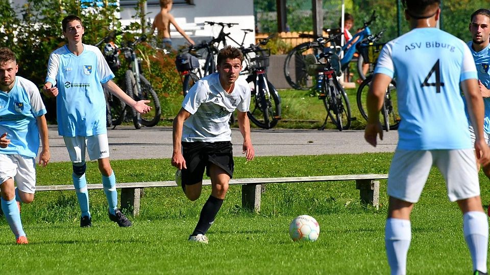 Der SV Kottgeisering (weiße Trikots) im Spiel gegen den ASV Biburg (in Hellblau).