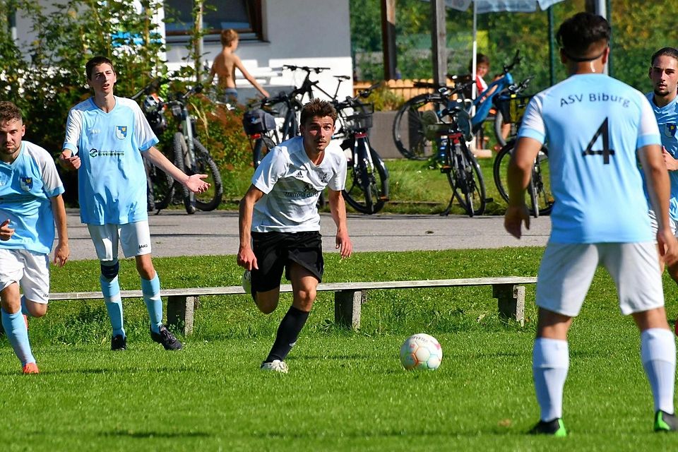 Der SV Kottgeisering (weiße Trikots) im Spiel gegen den ASV Biburg (in Hellblau).
