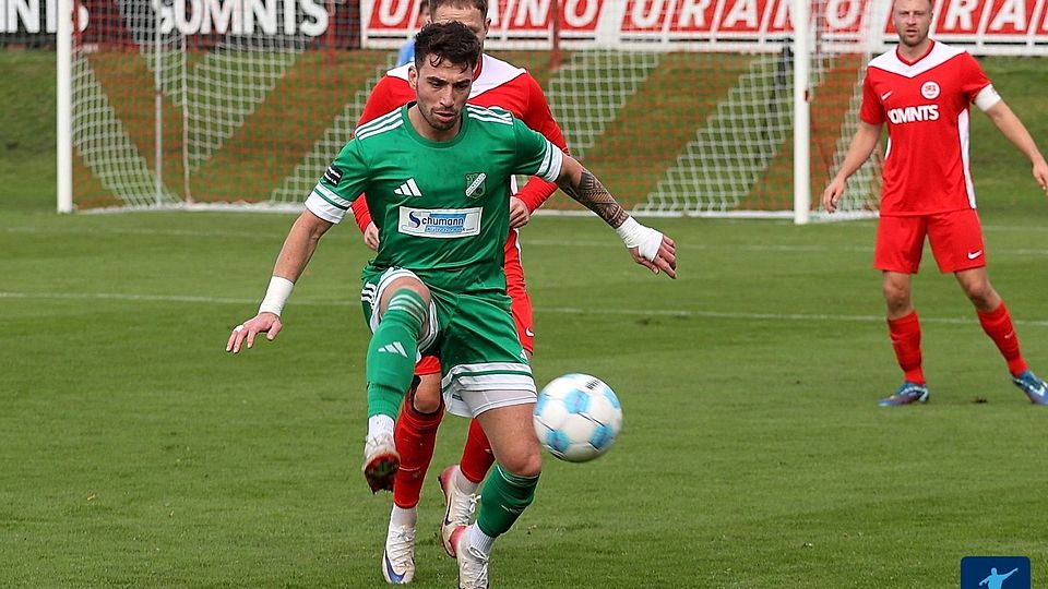 Sofort ein Gewinn für die Alemannia: Waldalgesheims Neuzugang Mahdi Menatgir, hier am Ball im Spiel gegen die SG Hüffelsheim, entpuppte sich mit 15 Treffern zum Torjäger.