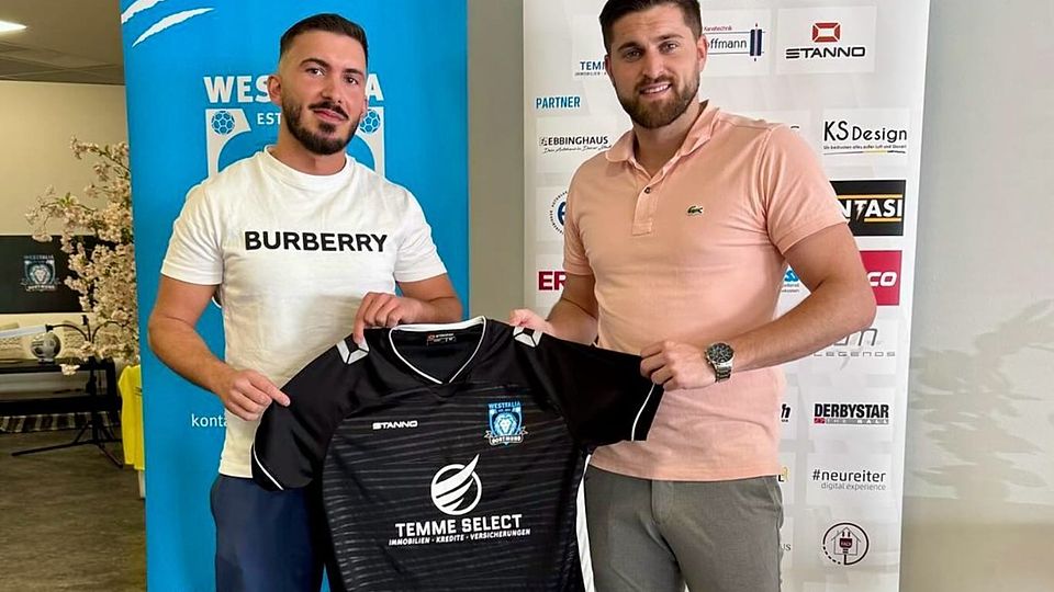 Westfalia Dortmunds Präsident Maurice Temme mit Neuzugang Mücahit Atasever.