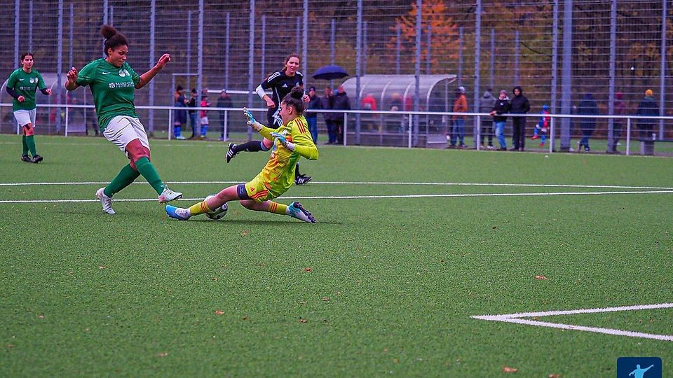 Die Gäste mit wenigen, aber guten Chancen. Doch Keeperin Sina Held ist auf ihrem Posten und hält den Kasten sauber.