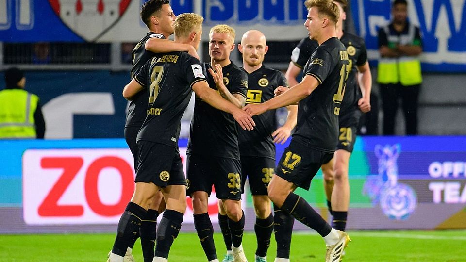 Rostock gewinnt das Torfestival gegen Viktoria Köln.