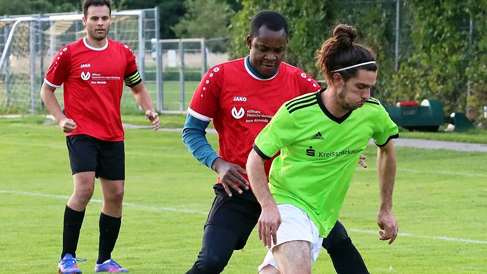 Seine letzte Partie als Spielertrainer der DJK Würmtal absolvierte Daniel Fischer (vorne) am Dienstag im Toto-Pokal.