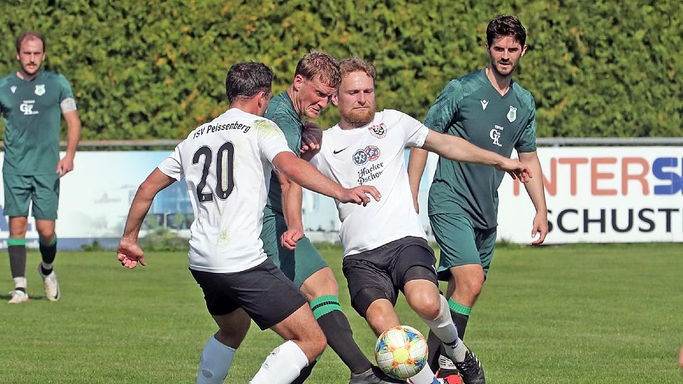 Gegen den SV Ohlstadt muss der TSV Peißenberg (weiße Trikots) über 90 Minuten Einsatz zeigen.