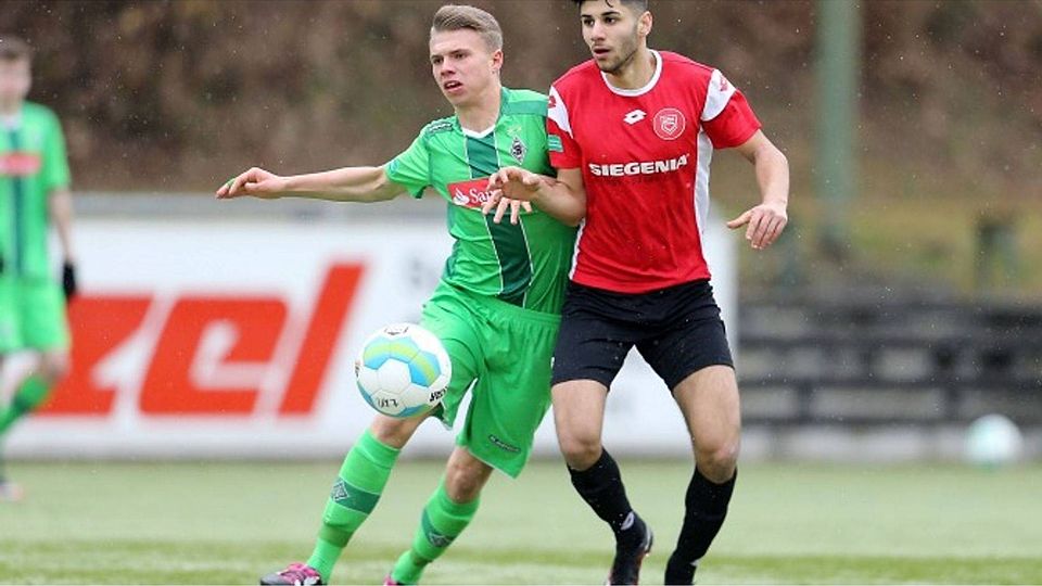 Gani Sevim (rechts), hier im Zweikampf mit Gladbachs Mawerick Dreßen, wechselt in die U21 von Besiktas Istanbul. Archivfoto: rebe