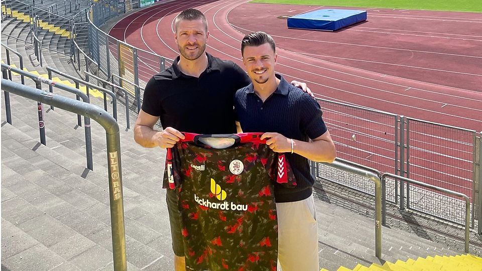 eon Damer (re.) im Bild mit KSV-Sportdirektor Tobias Damm (li.).