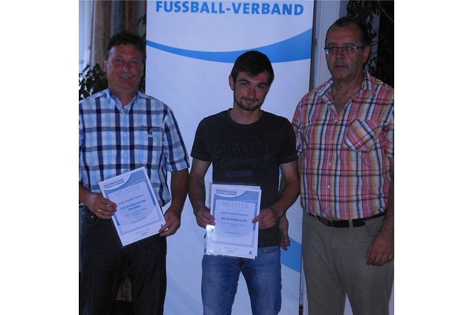 Die Vertreter der Kreisliga-Aufsteiger SG Schlossberg und der JFG Schwarzachtal erhielten die Meisterurkunden.