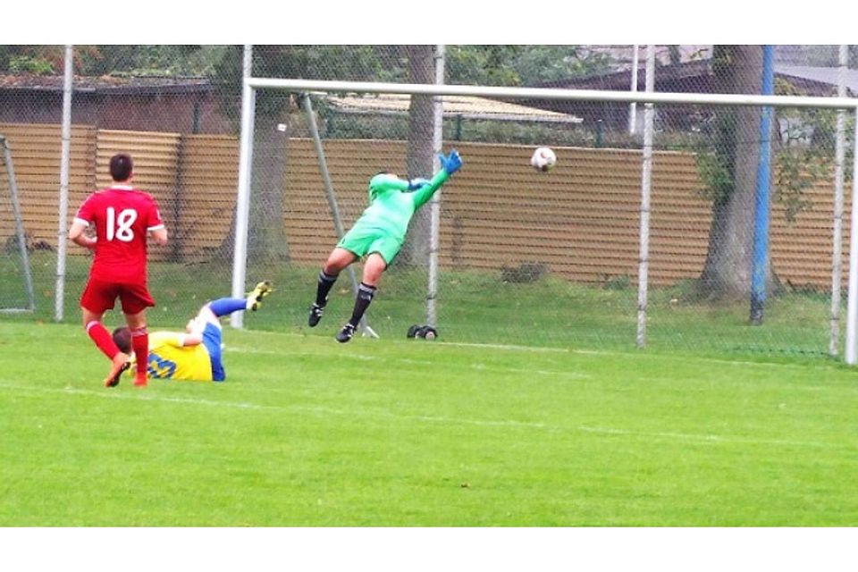 Felipe Casanova erzielt in der achten Minuten das 1:0 für den OSC Bremerhaven gegen seine ehemaligen Mitspieler vom TuSpo Surheide. Foto: Volker Schmidt