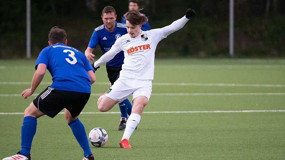 Kirill Vojtenko im Trikot des Heider SV II beim Schuss gegen den  Büdelsdorfer SV. 