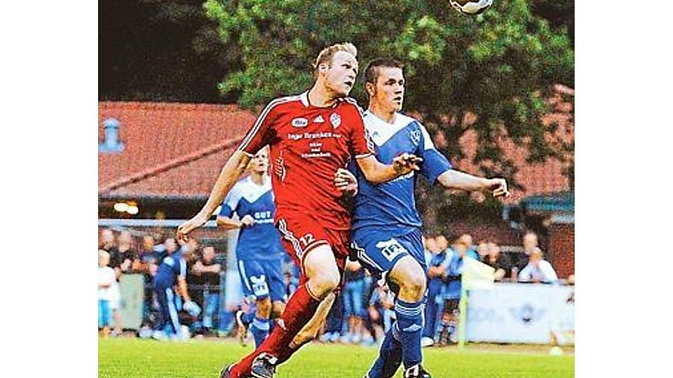 Wieder ausgeglichen wie im vergangenen Jahr verlief das Ammerland-Derby der Fußballer in Rastede. Am Ende trennten sich beide Teams 2:2 unentschieden. Volkhard Patten