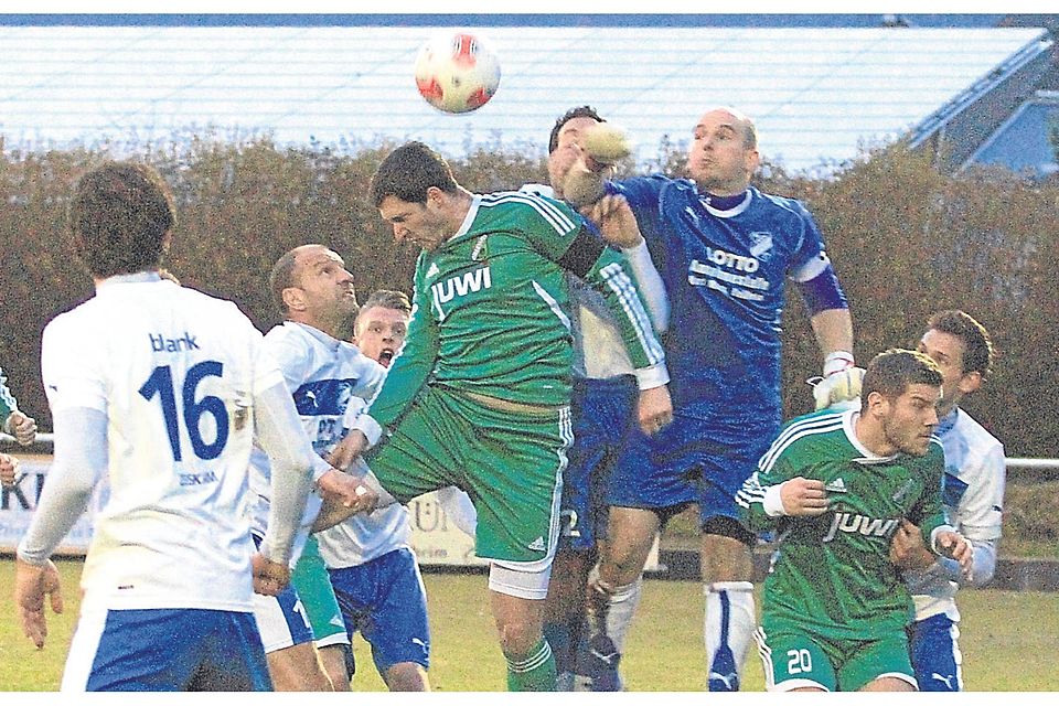 Hier setzt sich der Waldalgesheimer Marcel Fennel (Mitte) durch. Ob dies auch heute Abend gelingt, wenn die Alemannia gegen die Profis von Mainz 05 antritt, wird sich zeigen. Anpfiff ist um 19 Uhr. Archivfoto: Edgar Daudistel