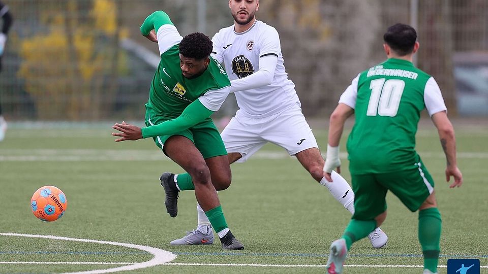 Der SV Niedernhausen (grüne Trikots, hier gegen SKG Wiesbaden) will im Sechs-Punkte-Spiel gegen Abstiegs-Konkurrent SV Wallrabenstein die Oberhand behalten.