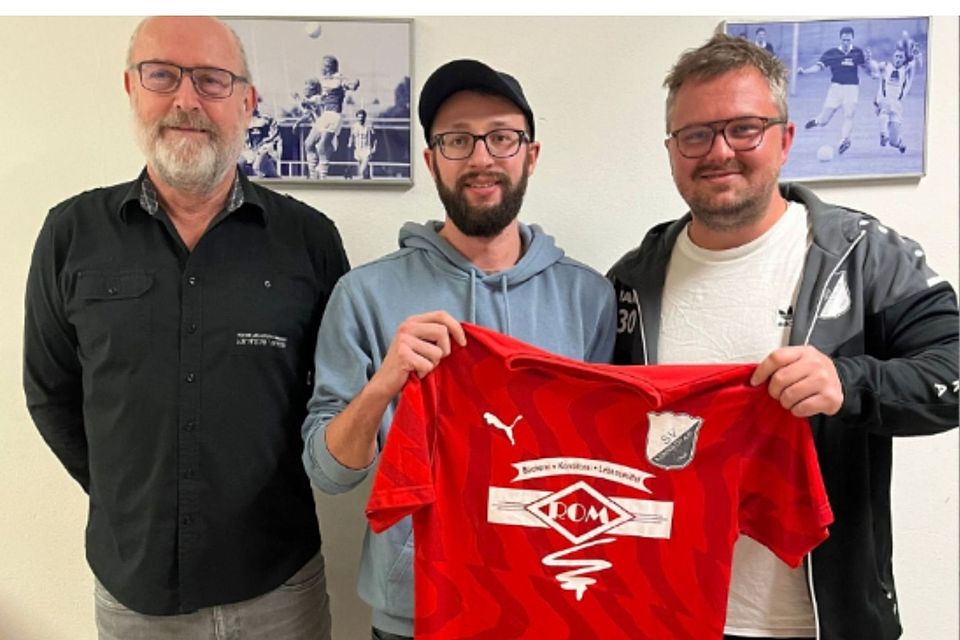 Spartenleiter Otto Bernklau (l.) und Teammanager Max Gebert (r.) begrüßen Alex Ram in Kemnath a.B.