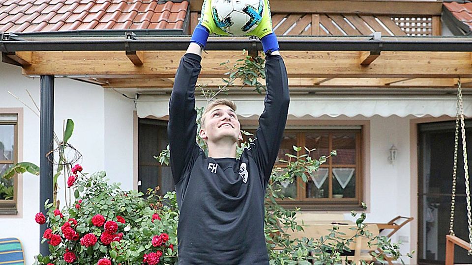 Zupacken kann Florian Hartmann: Der Inchenhofener gehört in seiner Altersklasse zu den besten Torhütern Bayerns. Der angehende Flugzeuggerätemechaniker hütet das Tor der A-Junioren des FC Stätzling.