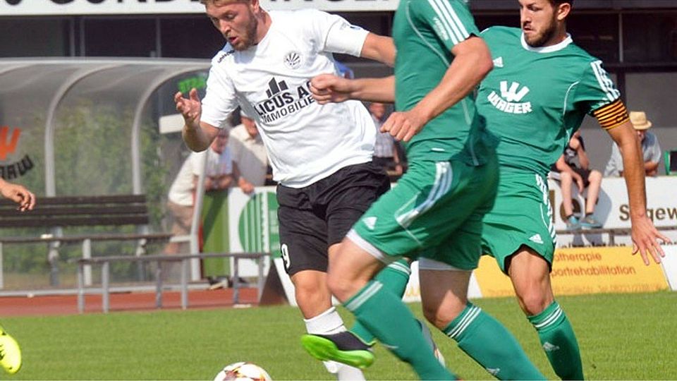 So werden ihn die Meringer Fans bald in Aktion sehen: Stürmer Andreas Rucht (links) wechselt mit soforiger Wirkung zum Landesligisten.   F.: Walter Brugger