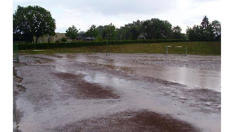 In traurigem Zustand: Der Sportplatz des 1. FC Hardtberg ist marode und nicht nur bei Regen kaum bespielbar. Repro: ga