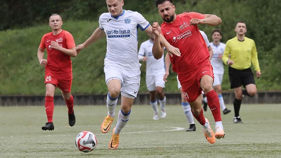 Jonathan Seiter (links, SG Sandbach) und der Groß-Bieberauer Osman Aktürk rangeln um den Ball. In der Fußball-Kreisoberliga gewann Groß-Bieberau zum Auftakt mit 4:1.	