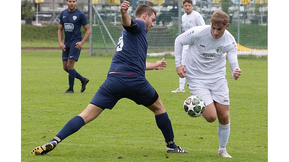 Gauting,28.09.2025, Fußball Gauting-Pentenried, Nr.15(Gauting), Nr.13 (Pentenried-Irzinger)