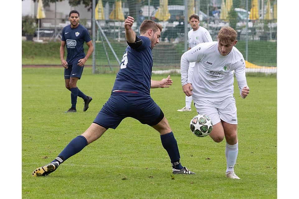 Gauting,28.09.2025, Fußball Gauting-Pentenried, Nr.15(Gauting), Nr.13 (Pentenried-Irzinger)