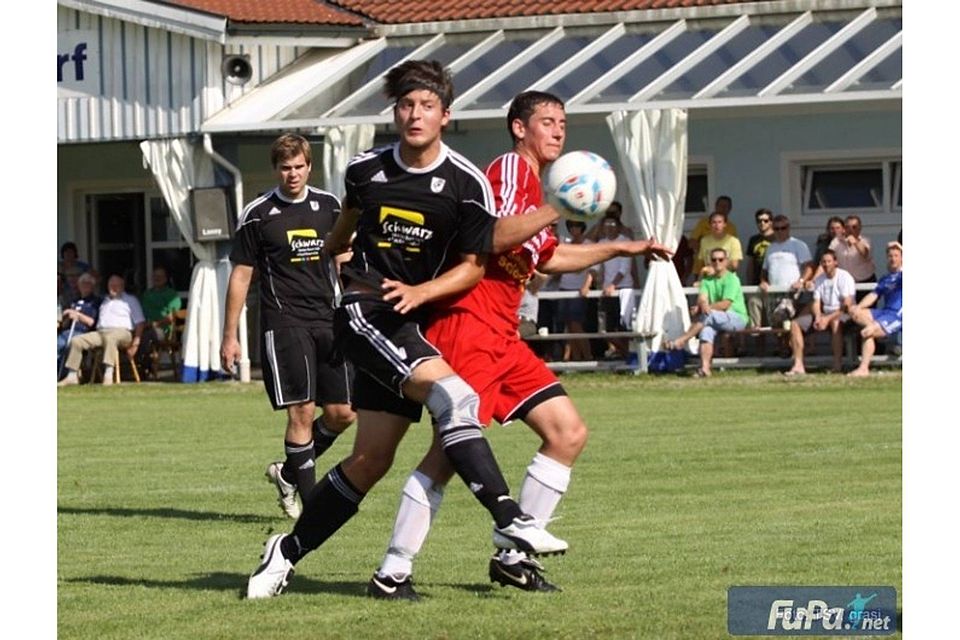 Absolut enttäuschend verläuft die Saison bislang für den noch punktlosen TSV-FC Arnstorf (schwarz). Foto: Grashuber