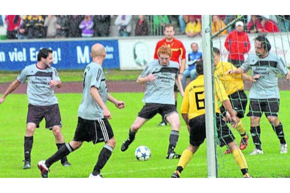 Aus dem Gewühl heraus schob Stefan Dünhuber (3.?v.?l.) den Ball zum  1:1-Ausgleich ins Moosinninger Tor.