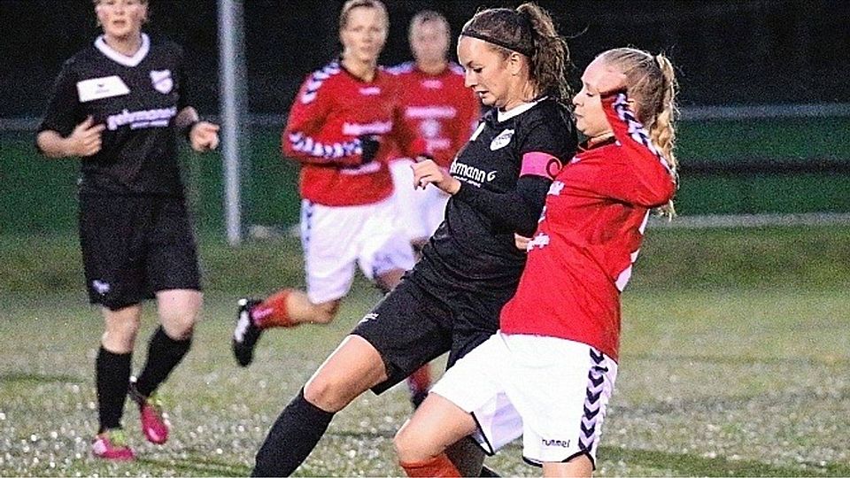 Durchgesetzt: Ratekaus  Mannschaftsführerin Ronja Pajonk  gewinnt den Zweikampf gegen  Sophie Hagedorn  (rechts) vom TSV Siems.Foto: tj
