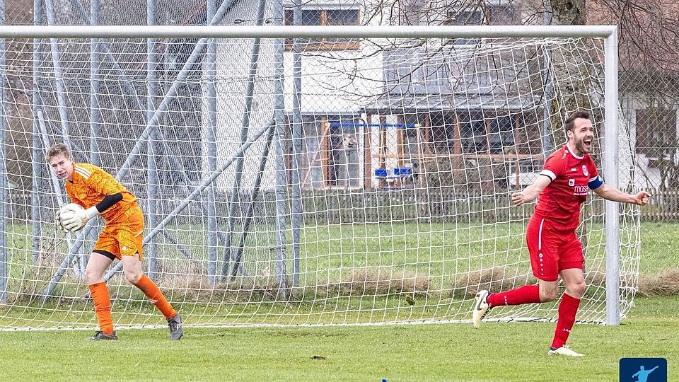 Heimertingens Alexander Link (rechts) bejubelt den Führungstreffer, doch zum Sieg reichte es nicht. Legaus Keeper Denny Haug ließ sich kein zweites Mal überwinden und durfte sich letztlich über ein 1:1 freuen.