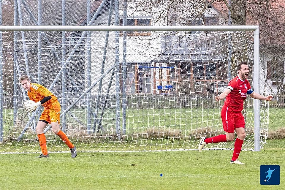Heimertingens Alexander Link (rechts) bejubelt den Führungstreffer, doch zum Sieg reichte es nicht. Legaus Keeper Denny Haug ließ sich kein zweites Mal überwinden und durfte sich letztlich über ein 1:1 freuen.