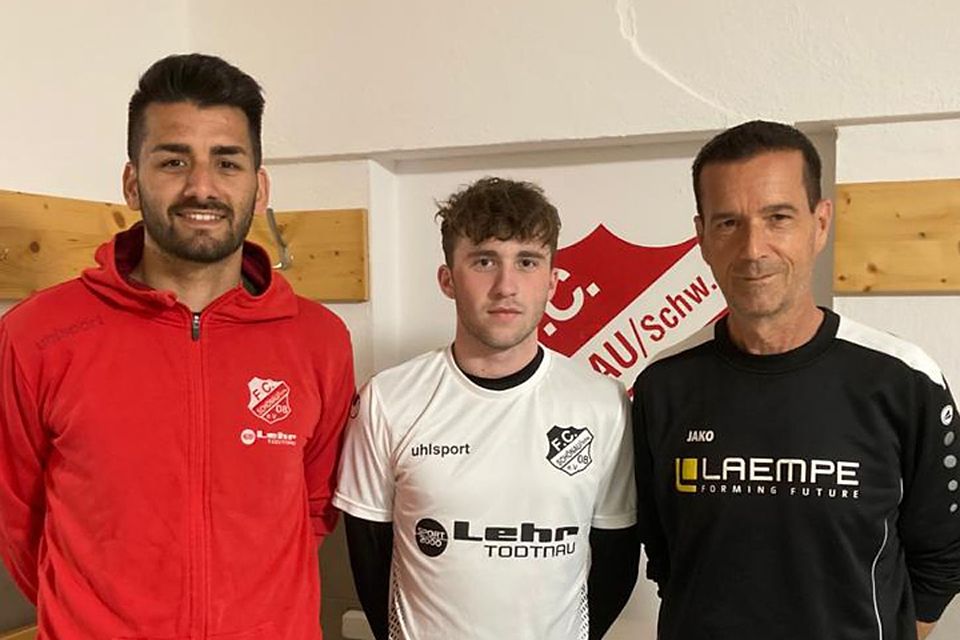 Von links: Co-Trainer Ismail Demirci, Neuzugang Lukas Guschel und Trainer Christian Lais | Foto: FC Schönau