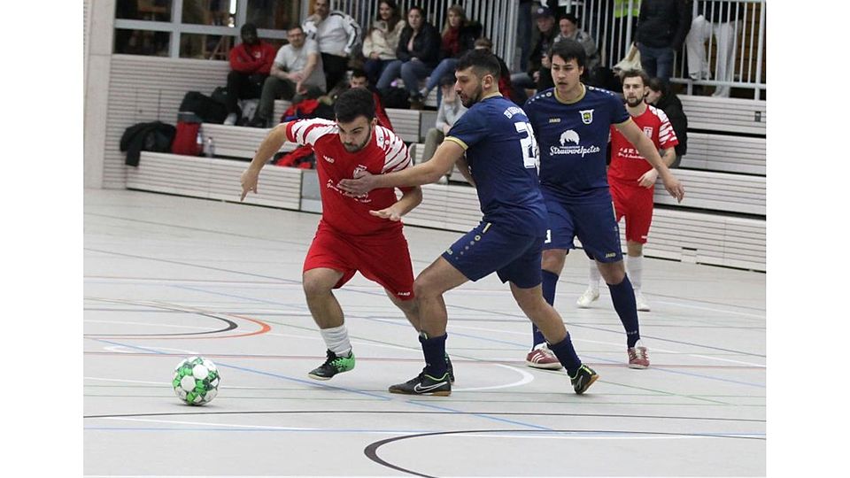 Wörrstadts Spielertrainer René Novo trickste im Finale die beiden Flörsheim-Dalsheimer Ugur Kücükler und Straka Chusak (rechts) aus.	Foto: Axel Schmitz/pakalski-press