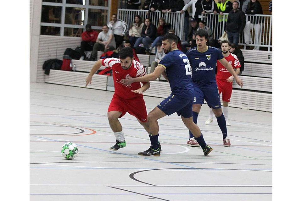 Wörrstadts Spielertrainer René Novo trickste im Finale die beiden Flörsheim-Dalsheimer Ugur Kücükler und Straka Chusak (rechts) aus.	Foto: Axel Schmitz/pakalski-press