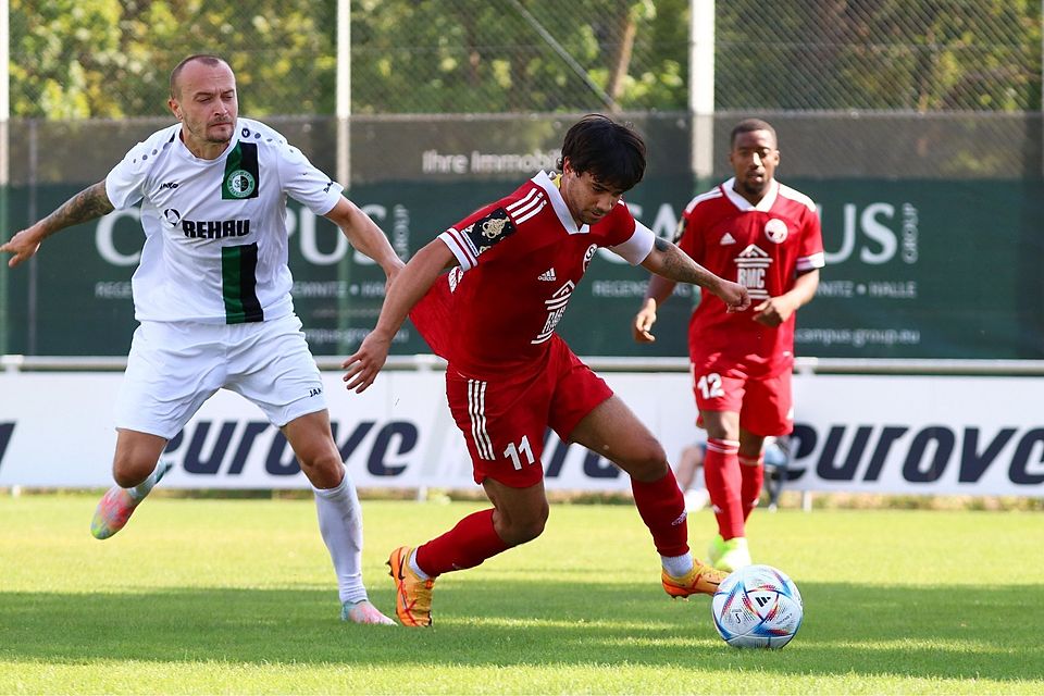 In der zweiten Halbzeit verspielte der SV Donaustauf, hier mit Cigi Özlokman (Rot), Sieg und Punktgewinn.