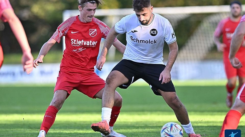 Intensive Partie: Der Bad Krozinger Elfmetertorschütze Lorenz Hornek im Duell mit Haider Dirani vom FC Emmendingen.