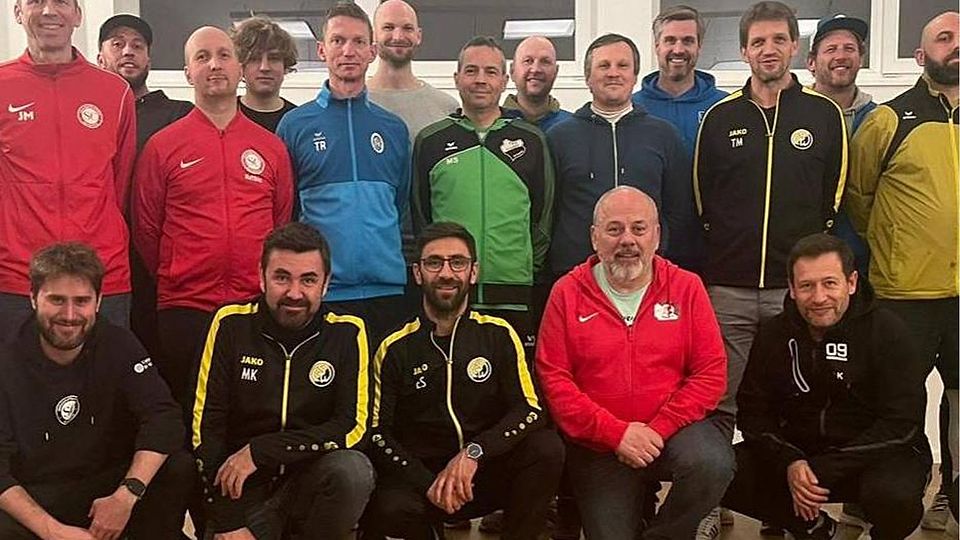 Großer und erfolgreicher Kurs: 25 Fußballtrainer absolvierten die dezentrale Ausbildung zum C-Übungsleiter mit Lehrgangsleiter Philipp Ropers (hinten r.).