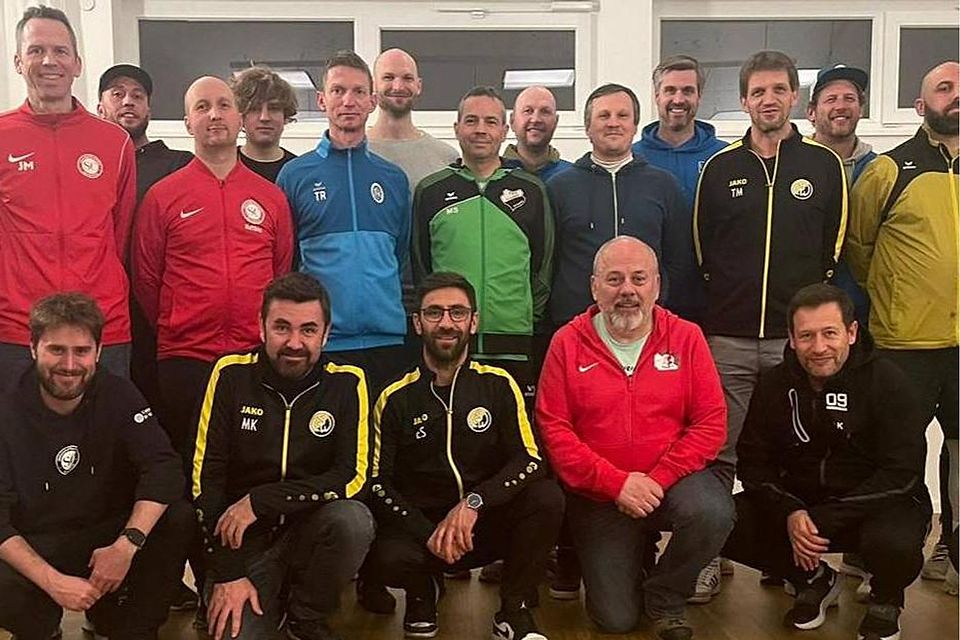Großer und erfolgreicher Kurs: 25 Fußballtrainer absolvierten die dezentrale Ausbildung zum C-Übungsleiter mit Lehrgangsleiter Philipp Ropers (hinten r.).