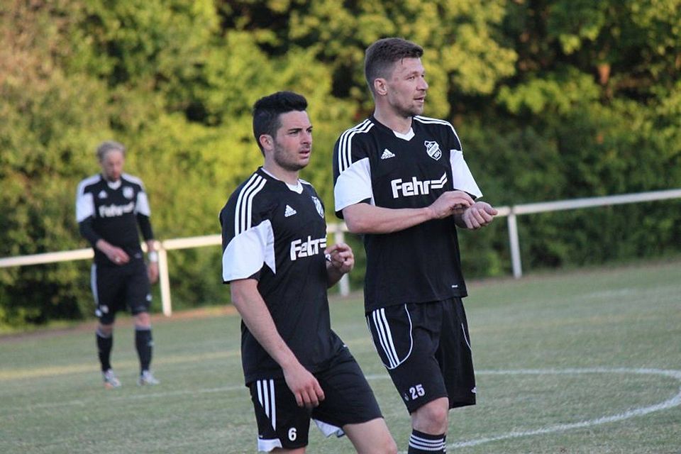 F: T.Heist: Avancierte mit vier Treffern zum Matchwinner. Adrian Bravo Sanchez (li.) vom FSC Lohfelden F: T.Heist: Avancierte mit vier Treffern zum Matchwinner. Adrian Bravo Sanchez (li.) vom FSC Lohfelden